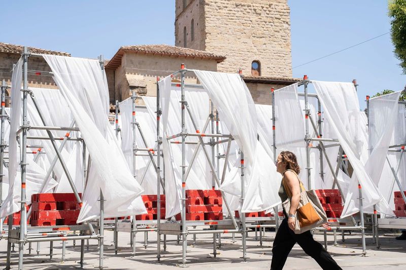 When Architecture Lives for a Season