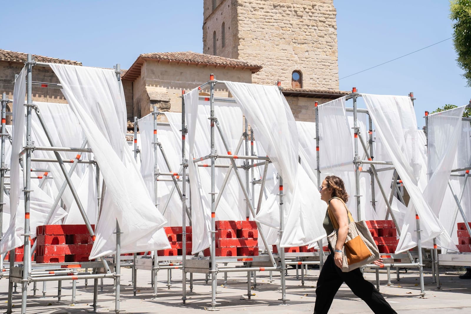 When Architecture Lives for a Season
