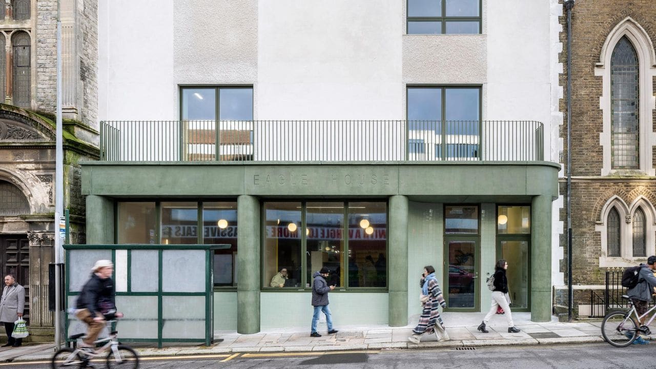 When Architecture Steps Back to Let Community Lead
