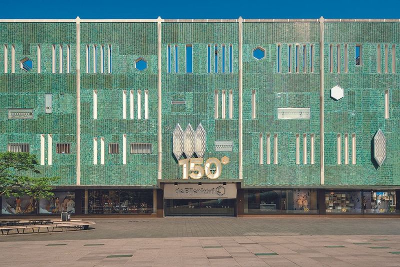 When Buildings Speak in Colour: A Study of Chromatic Confidence