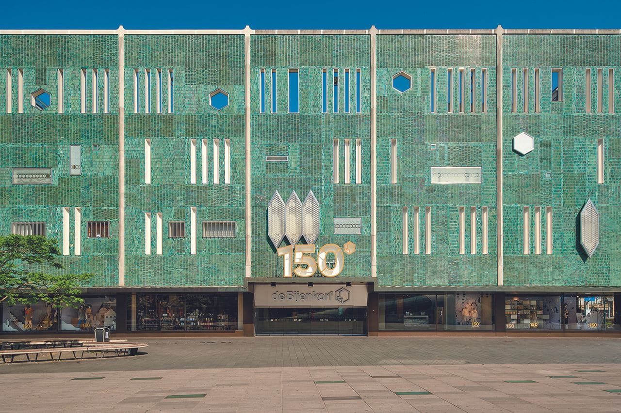 When Buildings Speak in Colour: A Study of Chromatic Confidence