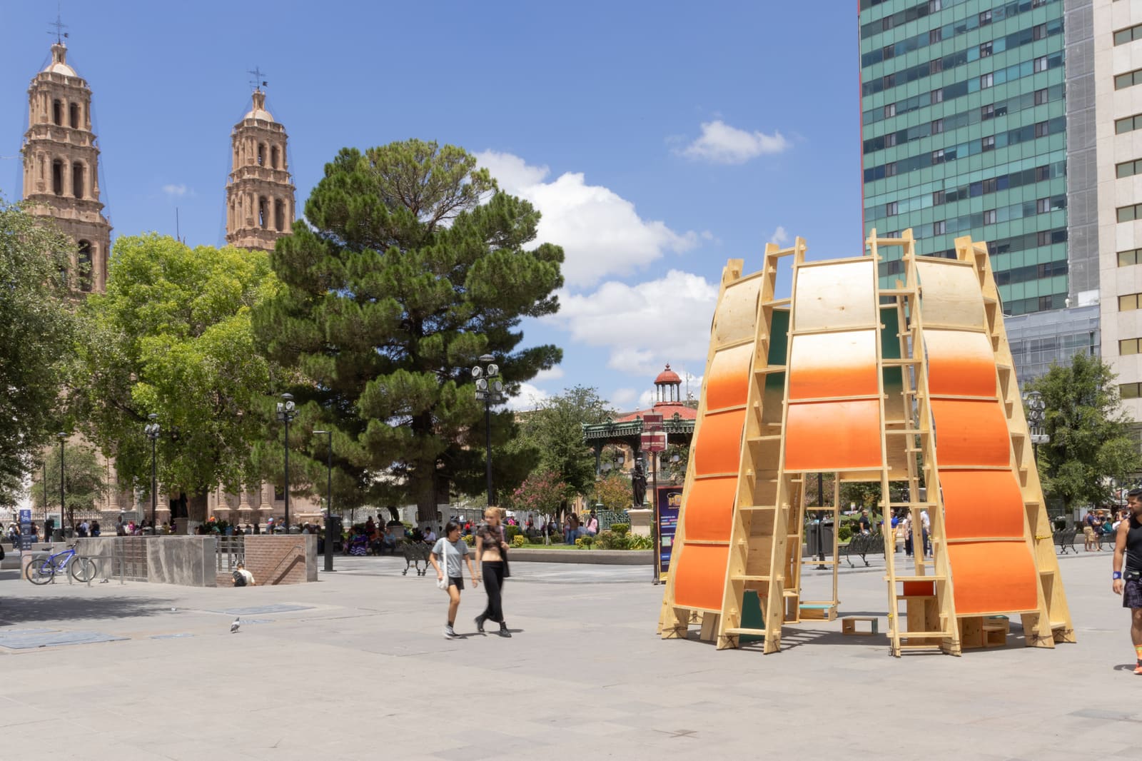 When Design Education Meets the Street: Building Full-Scale Architecture in Four Weeks