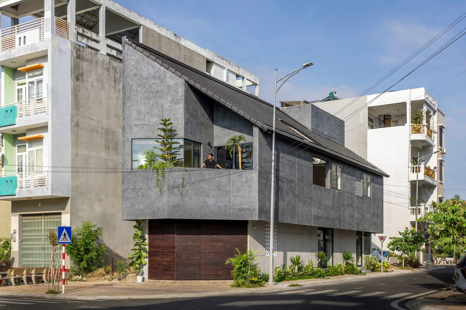 When a House Refuses the Street: Courtyards as Climate Strategy