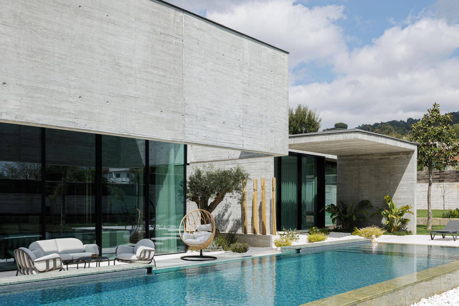 When the Site Offers Nothing: Building Identity on an Ordinary Lot