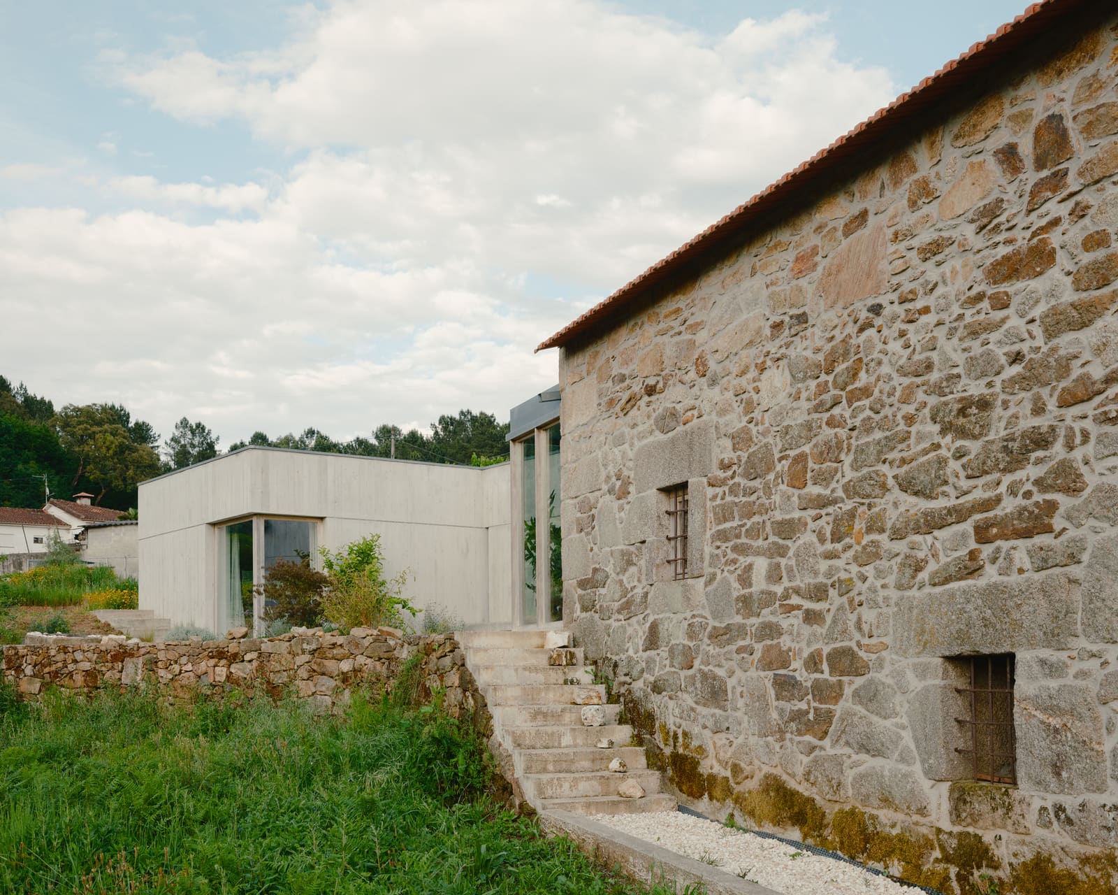 Where the Land Shapes the House: A Portuguese Dwelling Carved Into the Slopes