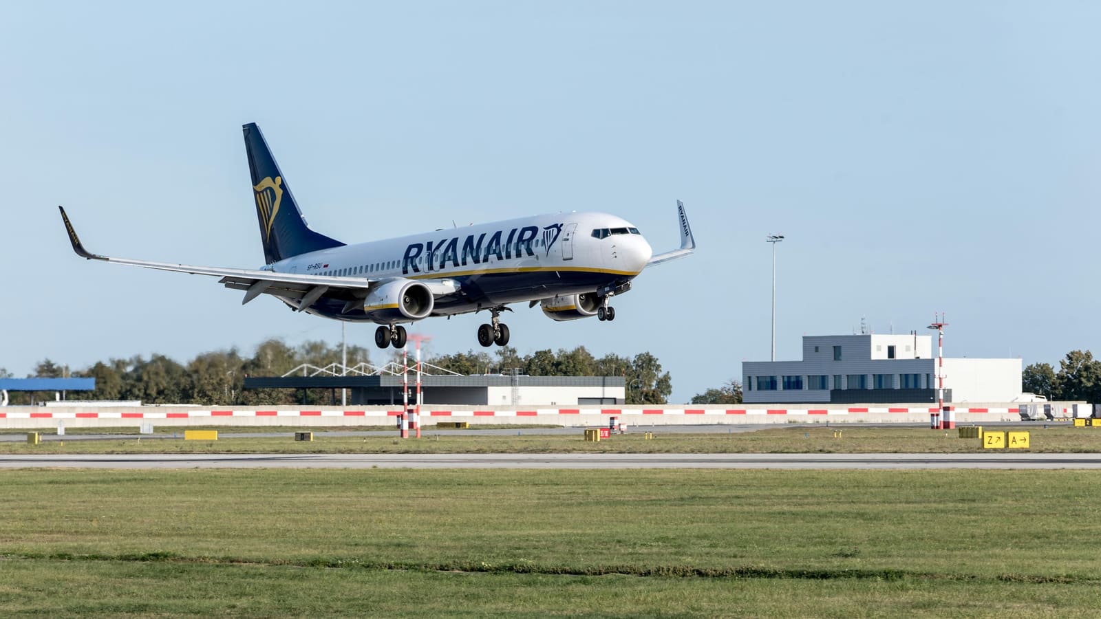 Window Detaches Mid-Flight on Ryanair 737, Passenger Pulled Back From Opening